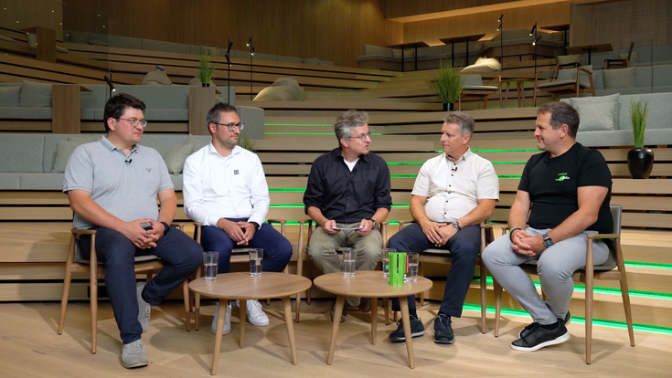 Tobias Obenland, i-Buildings (Loxone Partner/Systemintegrator/CEO), Tobias Jäggle, Leitung Vertrieb Smart Solution bei Lock Antriebstechnik, Klaus Paukovits, Chefredakteur TGA, Dietmar Niederhametner, Geschäftsführer Belimo und Thomas Moser, CEO Loxone Group (v.l.n.r.)