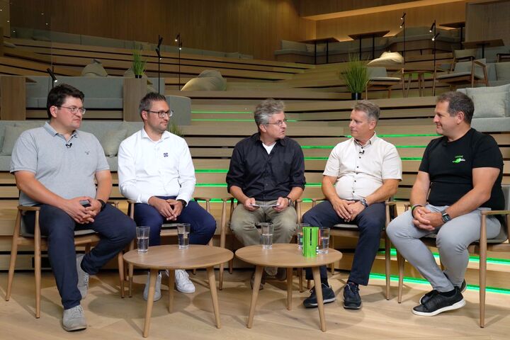 Tobias Obenland, i-Buildings (Loxone Partner/Systemintegrator/CEO), Tobias Jäggle, Leitung Vertrieb Smart Solution bei Lock Antriebstechnik, Klaus Paukovits, Chefredakteur TGA, Dietmar Niederhametner, Geschäftsführer Belimo und Thomas Moser, CEO Loxone Group (v.l.n.r.)
