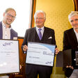 Projektleiter Jürgen Fabian, Juryvorsitzender Bernhard Jakoby und OVE-Präsident Kari Kapsch (v.l.n.r.)