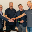 Unterzeichnung der Kooperationsvereinbarung: Dietmar Kraus-Bereichsleiter Indach-Photovoltaik bei desonna, Gunnar Johansson, Geschäftsbereichsleiter Solarsysteme Ernst Schweizer, Tobias Huber, Geschäftsführer deSonna und Helge Hartwig Verkaufsleiter Solarsysteme bei Ernst Schweizer (v.l.n.r.)