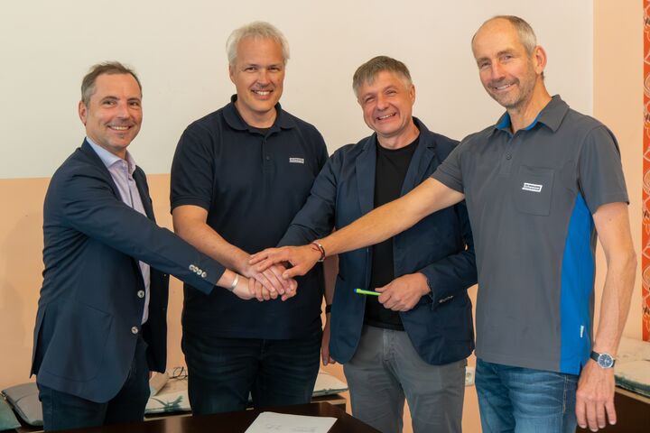 Unterzeichnung der Kooperationsvereinbarung: Dietmar Kraus-Bereichsleiter Indach-Photovoltaik bei desonna, Gunnar Johansson, Geschäftsbereichsleiter Solarsysteme Ernst Schweizer, Tobias Huber, Geschäftsführer deSonna und Helge Hartwig Verkaufsleiter Solarsysteme bei Ernst Schweizer (v.l.n.r.)
