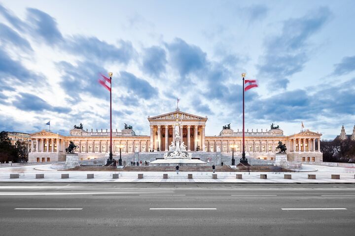 Nach fast fünf Jahren intensiver Umbau- und Sanierungsarbeiten hat das Österreichische Parlament in Wien Anfang 2023 seine Tore wieder geöffnet.