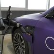 Nachdem das Fahrzeug zum Roboter geführt wurde, identifiziert und öffnet der Roboter die Ladeklappe mithilfe einer Stereokamera und Algorithmen.