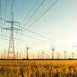 strom, strommast, windrad, wind, windenergie, energie, grün, grüne energie, energiewende, stromtrasse, korn, kornfeld, herbst, herbstlicht, sonne, sonnenuntergang, sparen, haushalten, klima, klimaerwärmung
