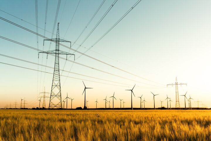 strom, strommast, windrad, wind, windenergie, energie, grün, grüne energie, energiewende, stromtrasse, korn, kornfeld, herbst, herbstlicht, sonne, sonnenuntergang, sparen, haushalten, klima, klimaerwärmung