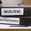 insolvenz insolvenzgericht insolvenzmasse insolvenzverfahren insolvenzordnung insolvenzverschleppung insolvenzgeld insolvenzrecht insolvenzverwalter insolvenzantrag pleite ruin konkurs bankrott schulden liquidität überschuldung zahlungsunfähigkeit schuldschein schuldner gläubiger schuldnerberatung vergleich wirtschaftskrise finanzkrise krise risiko firmenpleite geschäftsaufgabe privatinsolvenz schuldenerlass ratenzahlung stundung ordner akte akten aktenordner büro bürokratie beratung hilfe kündigung sparen neuanfang start ende