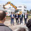 Die geladenen Gäste folgen dem Vortag von Markus Janitza (v.l. Geschäftsführer und Inhaber).