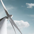 windkraft windenergie nachhaltige energien erneuerbare energien windkraftanlagen windpark alternative energie grüne energie energie umwelt windmühle ökologie elektrotechnik ressource technologie industrie elektrische energie technik wind generatoren wind generator nachhaltigkeit zukunftsweisend moderne energie wolken rotoren wiese himmel propeller windrad