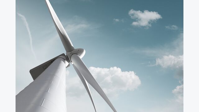 windkraft windenergie nachhaltige energien erneuerbare energien windkraftanlagen windpark alternative energie grüne energie energie umwelt windmühle ökologie elektrotechnik ressource technologie industrie elektrische energie technik wind generatoren wind generator nachhaltigkeit zukunftsweisend moderne energie wolken rotoren wiese himmel propeller windrad