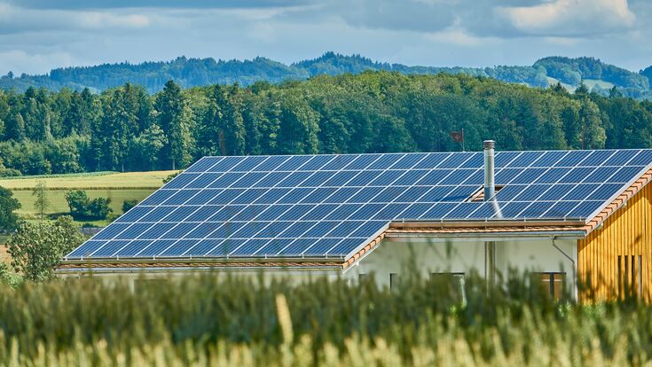 © pixabay.com Photovoltaik-Anlage in einem Feld.