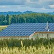 Photovoltaik-Anlage in einem Feld.