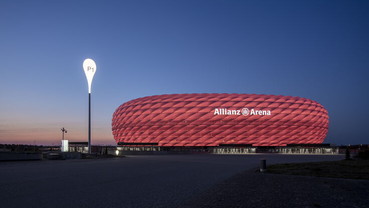 © Faruk Pinjo Die Allianz Arena bei Sonnenuntergang ganz in rot beleuchtet.