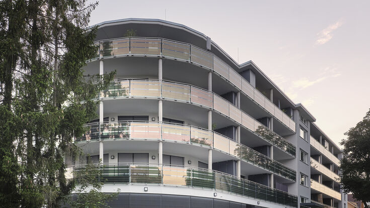© ARMOR ASCA Gebäud mit Glasfronten an den Balkonen, mit denen Solarenergie gewonnen wird.