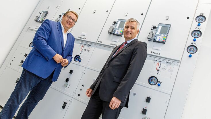 © Energie Steiermark/Siemens Vorstandsdirektor Martin Graf, Energie Steiermark und Gerd Pollhammer, Head of Siemens Smart Infrastructure CEE, vor der nachhaltigen Mittelspannungsschaltanlage.