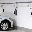 Bild zu OTS - E-Fahrzeug beim Ladevorgang in der Garage.