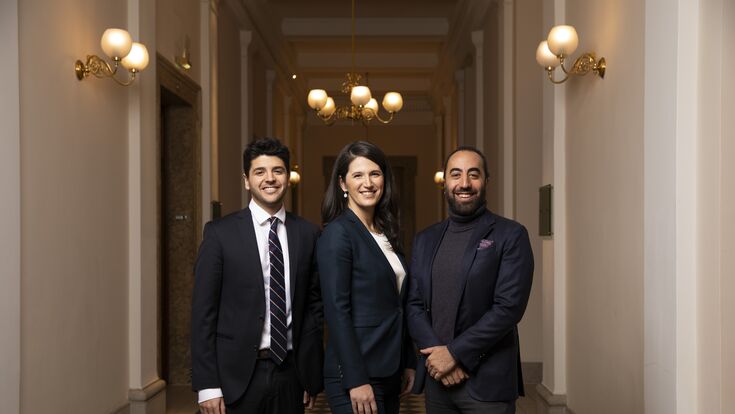 Zusammen mit Bruder Rahim und Gattin Katharina ist Keyvan Rastegar (rechts) Herausgeber des ersten Kommentars zur FlexCo.