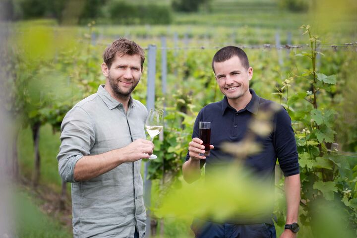 Markus Huber und Valentin Neuhauser stoßen auf ihr Energieprojekt an.