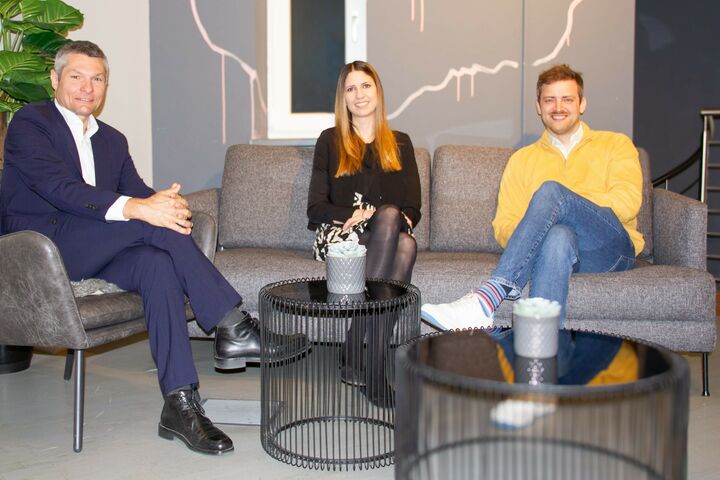 René Huber, Geschäftsführer go green energy, Marion Sima, Geschäftsführerin go green energy, sowie Nikolas Jonas, Geschäftsführer von Otovo Österreich (v.l.n.r.)