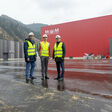 Dejan Vlajic, Account Manager IT Sales Channel Electrical Sector, Eaton Industries, Manuel Staber, Gesamtprojektleiter Brettsperrholzwerk Mayr-Melnhof Holz in Leoben und Peter Reisinger, Vertriebsleiter und Prokurist EPS (v.l.n.r.)