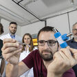 Daniel Knez hält eine Probe des Batteriematerials mit einer Pinzette. Im Hintergrund (v.l.) Werner Grogger, Nikola Šimić, Anna Jodlbauer und Gerald Kothleitner.