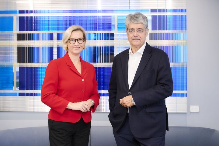 FEEI-Geschäftsführerin Marion Mitsch und FEEI-Obmann Wolfgang Hesoun bei der Jahrespressekonferenz des Fachverbands.