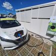 Carsharing-Auto von fahrvergnügen.at an einer bidirektionalen Ladesäule des Projekts Car2Flex aus dem Green Energy Lab.
