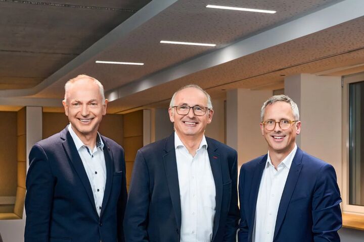 Johannes Huxol, CFO Trilux, Franz Heckmanns, Vertriebsleiter Ansorg und Hubertus Volmert, CEO Trilux (v.l.n.r.) freuen sich über den Zusammenschluss ihrer Unternehmen.