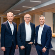 Johannes Huxol, CFO Trilux, Franz Heckmanns, Vertriebsleiter Ansorg und Hubertus Volmert, CEO Trilux (v.l.n.r.) freuen sich über den Zusammenschluss ihrer Unternehmen.