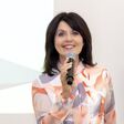 Sylvia Reim ist Trainerin für Präsentations-, Sprech- und Stimmtechnik, Moderatorin und Sprecherin. In der Vergangenheit war sie unter anderem Programmdirektorin eines erfolgreichen Privatradiosenders. Onlinekurse mit der Trainerin bietet der Webshop der WEKA Industrie Medien.
