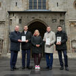 Vor dem Stephansdom: Dompfarrer Toni Faber, Bezirksvorsteher Markus Figl, Wiener Netze Geschäftsführerin Ilse Hirt, Stadtrat Peter Hanke und Leiter Geschäftsbereich Electrification & Automation bei Siemens Österreich Robert Tesch (v.l.n.r.)