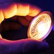 led, cob, leuchtdiode, diode, wechseln, wechsel, austauschen, ersatz, ersetzen, dunkelheit, schatten, hand, blau, farben, farbig, halbleiter, lampe, leuchten, bunt, elektronik, glühbirne, leuchte, transparent, licht, beleuchtung, energiesparen, strom, aluminium, gebürstet, nacht