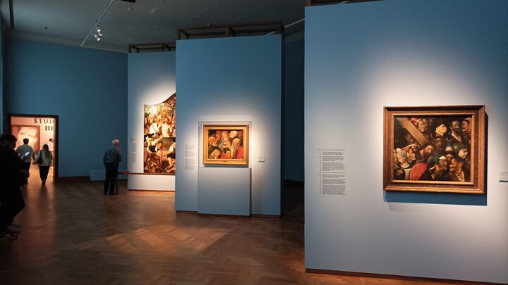 Visuell abwechslungsreich sind die kleineren Ausstellungsräume mit ihren verstellbaren Wandflächen. Die Kunstwerke werden hier von LED-Strahlern beleuchtet.