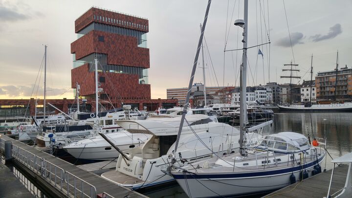 Ganz anderen Charakter weist das größte Museum Antwerpens auf. Das Museum aan de Stroom liegt am Ufer der Schelde. Das 60 Meter hohe Gebäude im Art-Déco-Stil beherbergt die Sammlungen des inzwischen aufgelösten volkskundlichen und maritimen Museums.