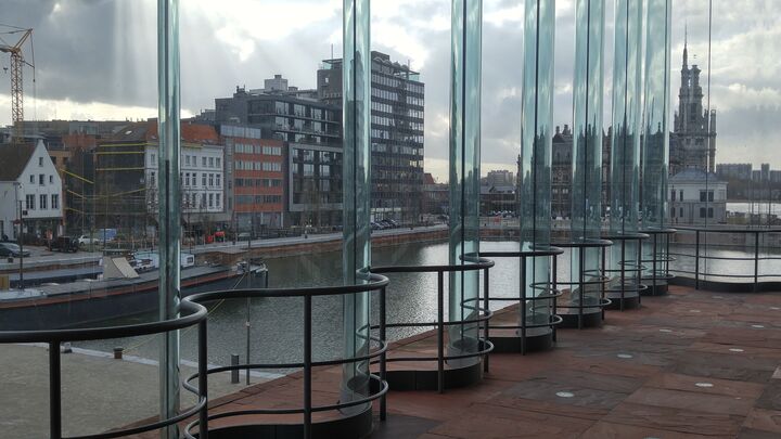 Das interessanteste bauliche Merkmal des Gebäudes sind die gebogenen Glasscheiben an der Fassade, über die tagsüber das Foyer und die Gänge erhellt werden.