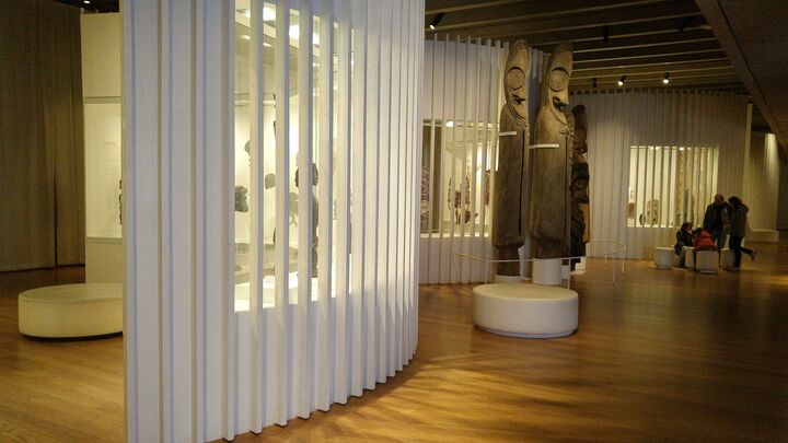 Im Inneren werden die Ausstellungsstücke zwischen Trennwänden mit unterschiedlichen Mustern und aus diversen Materialien dargeboten und von LED-Reflektoren ins rechte Licht gerückt. Die funkelnde Wirkung der großen weißen Oberflächen wird durch die dunkleren Schattierungen der Holzpaneele an den Wänden noch zusätzlich betont.