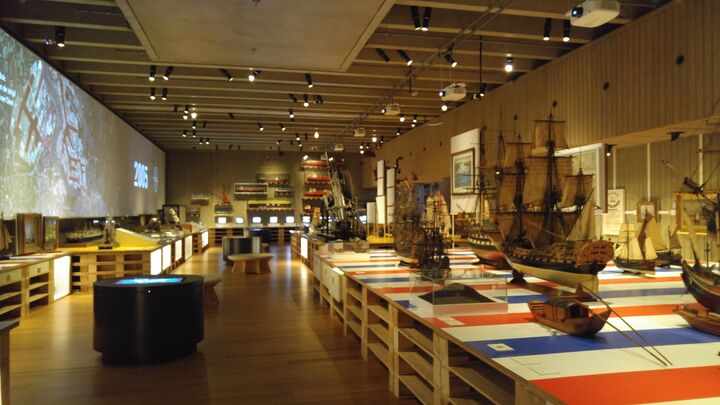 Die in Summe 175.000 Ausstellungsstücke werden von zahllosen LED-Leuchten an der Decke ausreichend bestrahlt.