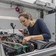 Die am Fraunhofer ISE entwickelt Mittelspannungs-Systemtechnik für zukünftige Schnellladestationen ermöglicht Spitzenlasten von mehreren Megawatt bei geringem Ressourcenverbrauch und hoher Flexibilität.