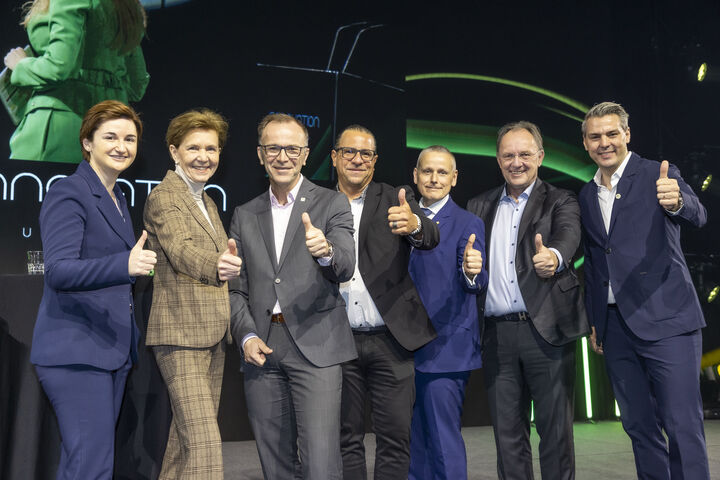 Marlene Svazek, Landeshauptmann-Stellvertreterin, Brigitta Pallauf, Präsidentin des Salzburger Landtags, Bernhard Auinger, Bürgermeister Stadt Salzburg, Christian Bräuer, Bundesinnungsmeister Elektrotechnik, Karl Sagmeister, Vorsitzender des Fachausschusses Elektroinstallationstechnik und CEO Schneider, J. Robert Pfarrwaller, Obmann des Elektro- und Einrichtungsfachhandels in der WKO und Vorstandsmitglied und Thomas P. Jungreithmair, CEO JU.connects GmbH und Veranstalter der E-nnovation Austria (v.l.n.r.)