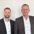 Samuel Schwetka (links) wird mit April 2025 neuer Vertriebsleiter von Legrand Deutschland/Österreich und löst damit Joachim Maier (rechts) ab.