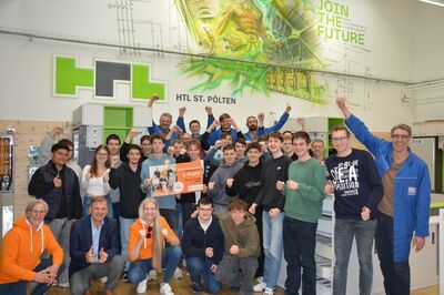 Die HTL St. Pölten feiert ihren 2. Platz und 250 Euro Wertgutschein.