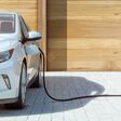 Modernes Elektroauto zu Hause Strom tanken frontal