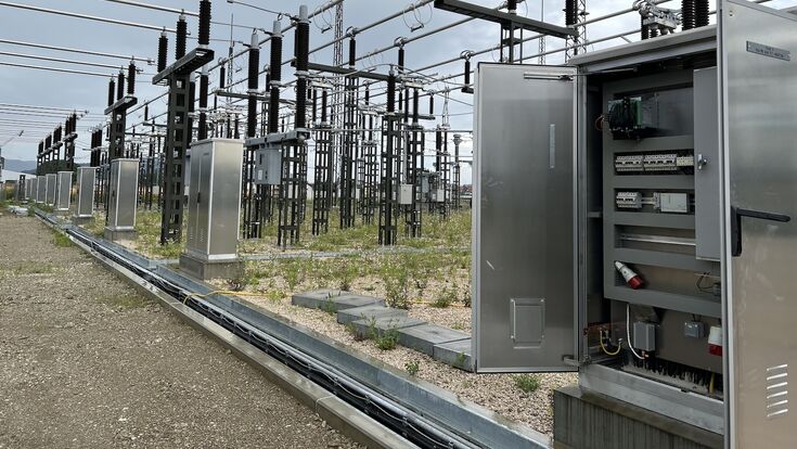 Intelligent geregelt werden die Feldsteuerschränke in den Umspannwerken der KNG.