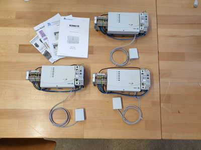 In den Feldtests kam der frei programmierbare Regler RSM610 zum Einsatz. Mittlerweile wird das Nachfolgemodell verwendet.