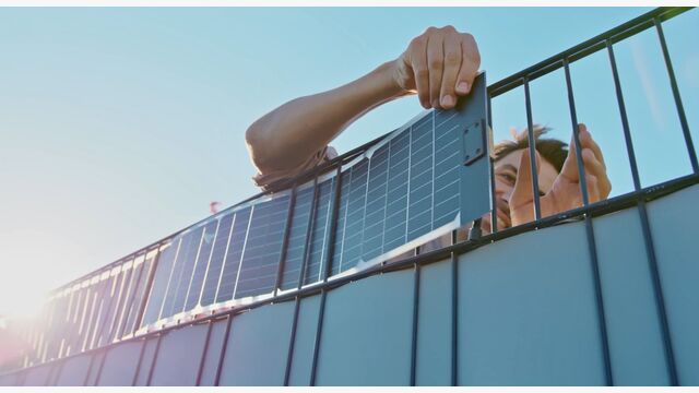 Die Solarstreifen werden einfach in einen Doppelstabgitterzaun eingefädelt.