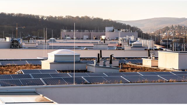 Energiequellen wie PV-Anlagen und Gebäudetechnik werden über die Connect Box via Kommunikationsprotoll eingebunden.