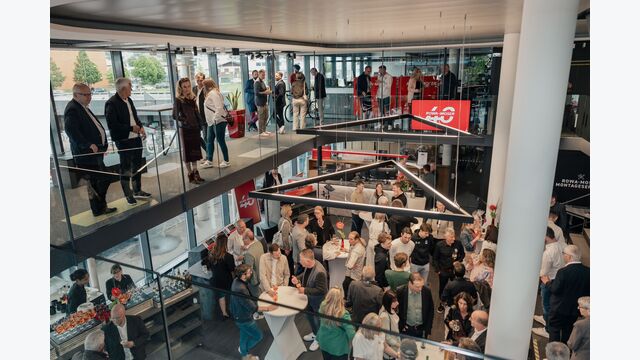 Die Party in der frisch umgebauten Unternehmenszentrale ging über drei Stockwerke.