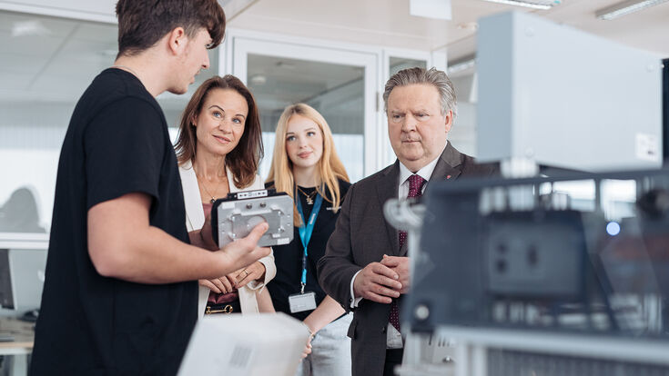Der Wiener Bürgermeister Michael Ludwig (rechts) mit Auszubildender Stella Köberl (mittig) und Siemens Österreich CEO Patricia Neumann (2.v.l.) im neuen Siemens Trainingscenter.