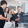 Der Wiener Bürgermeister Michael Ludwig (rechts) mit Auszubildender Stella Köberl (mittig) und Siemens Österreich CEO Patricia Neumann (2.v.l.) im neuen Siemens Trainingscenter.
