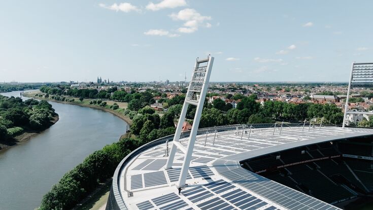Ledvance setzt das Bremer Weserstadion mit neuer Lichtarchitektur und historischen Masten energieeffizient in Szene.