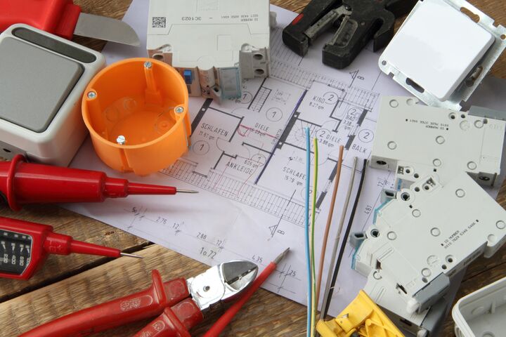 schalter, holz, stromkosten, architekturplan, bau, holzbrett, bauplan, baustelle, bauzeichnung, einrichten, elektrik, elektriker, elektrisch, elektrizität, seitenschneider, elektro, elektroingenieur, elektroinstallateur, elektroinstallation, elektrokabel, elektromonteur, elektrostecker, elektrotechnik, elektrotechniker, lüsterklemme, energie, fachmann, grundriss, steckdose, haus, holztisch, hausinstallation, renovieren, haustechnik, heimwerker, installation, installieren, kabel, leitung, montage, neubau, schaltplan, schaltpläne, schraubenzieher, tisch, spannungsprüfer, strom, stromkabel, werkzeug, zeichnung